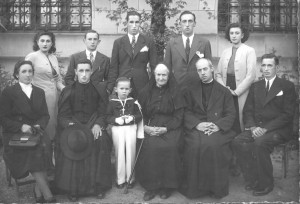 Angel Echarri ezkerreko apaiz gaztea da (Argazkia: Francisco Lasa Echarri)